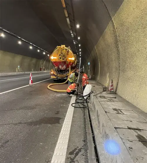 高邑隧道排水渠清淤